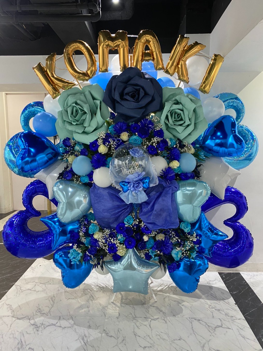 フラワースタンド Jp フラスタ専門店 無茶ぶり依頼受付中 白金高輪selene B2 ナナランド 峰島こまき生誕祭 ジャンボペーパーフラワー アクアバルーンの入ったスタンドとアレンジ フラスタ フラワースタンド バルスタ バルーン