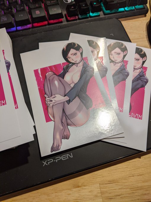 そして待っていた荷物はこちら。
明日の会場ならびにファンティアで入手可能な特典ポストカード♪
ただし慌てて入稿したため裏は白いままなのであしからず…。 