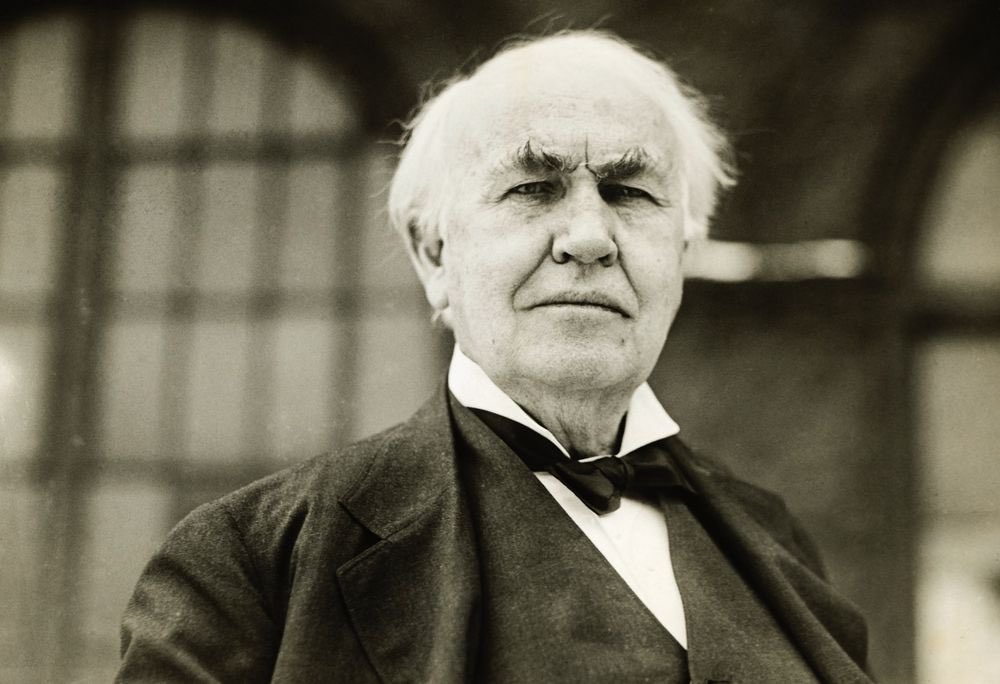 6/ Outsource to your unconscious Thomas Edison kept a notebook and pen by his bedside. He believed “Never go to sleep without a request to your subconscious.”Similar to Dali, he outsourced problems and questions to dream states and often utilised the answers he got back.