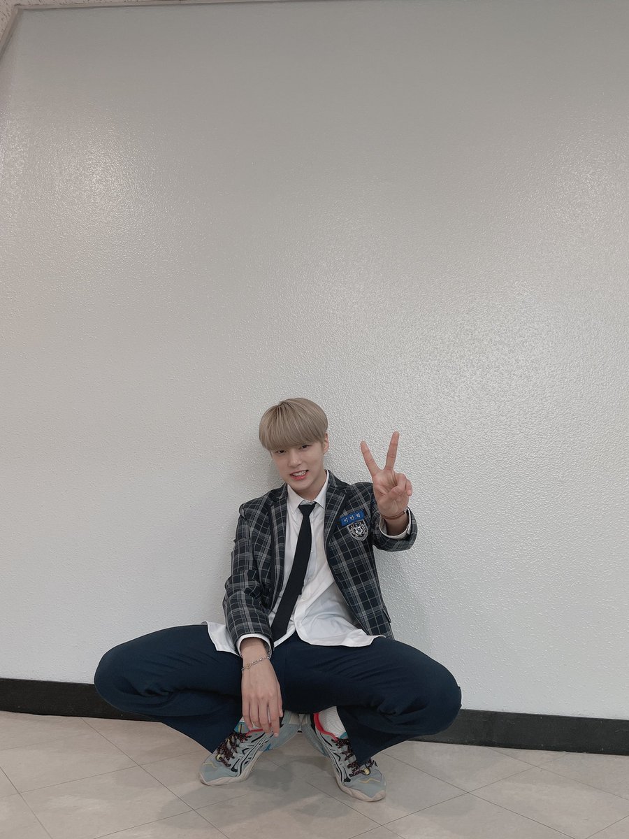 OfficialMONSTAX's tweet image. 📸
201122 #몬스타엑스 #민혁
#SBS #인기가요MC 완료 🐶

기억해 댕기가요에서 만난 민혁선배 ..❤️
기억조작남 이민혁 인가스쿨 출석 완료 💘

#MONSTAX #MONSTA_X
#MINHYUK
#인기가요MC_민혁
#몬스타엑스민혁_인기가요MC