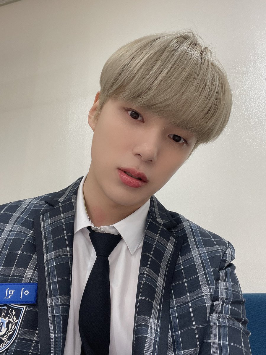 OfficialMONSTAX's tweet image. 📸
201122 #몬스타엑스 #민혁
#SBS #인기가요MC 완료 🐶

기억해 댕기가요에서 만난 민혁선배 ..❤️
기억조작남 이민혁 인가스쿨 출석 완료 💘

#MONSTAX #MONSTA_X
#MINHYUK
#인기가요MC_민혁
#몬스타엑스민혁_인기가요MC