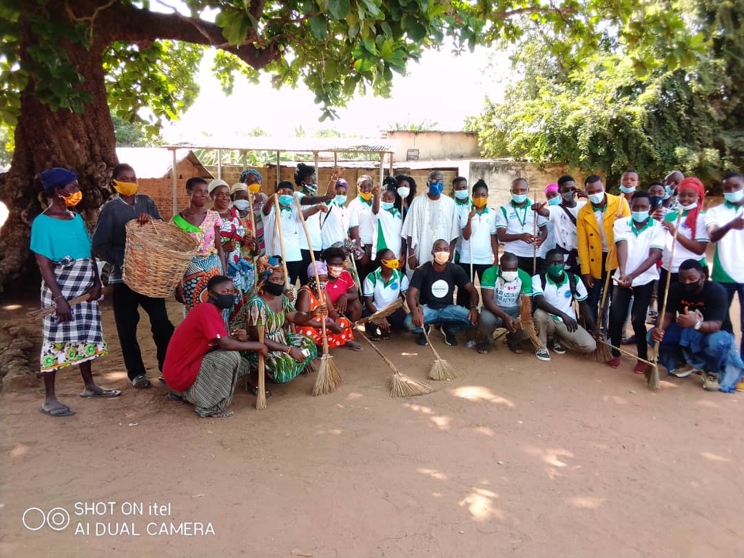 AtbefM's tweet photo. Hier le MAJ Maritime ATBEF a commencé la célébration de sa journée avec une activité de salubrité publique faite à Kpogan dans la commune du Golfe 6. Cela a été suivie de sensibilisation sur la PF. @ippf @IPPFAR @atbeftogo @AtbefP @AHayathe @ATCHOUJeanMarie @EKotoutou https://t.co/nSrZeJiI37
