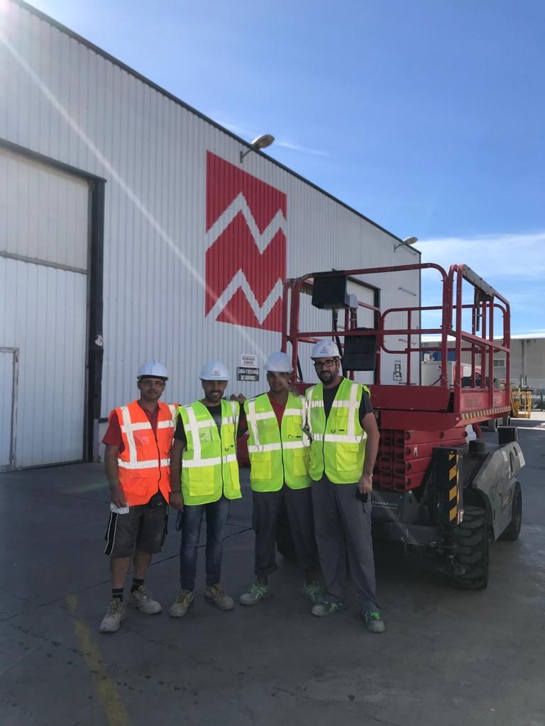 ProymeESP's tweet photo. Curso específico para trabajadores de Operador de Carretilla Elevadora en las instalaciones de nuestro colaborador CHOOSEMAK. Formación para que nuestros operarios puedan afrontar los trabajos que desarrollamos en nuestras obras. #construcción  #formacióncontinua  #choosemak https://t.co/1KrUs1pEMF