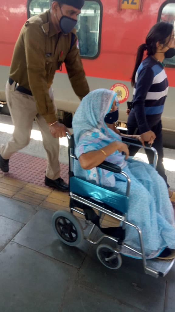 rpfnwraii's tweet photo. श्रीमान जी आज दिनांक 22.11.2020 को अजमेर मण्डल के अजमेर रेलवे स्टेशन पर रेल्वे सुरक्षा बल द्वारा बुजुर्ग यात्रियो की  सहायता कर उन्हे  गाड़ी संख्या 02988 (AII-SDAH) के समय  गाड़ी मे बैठाया गया । https://t.co/dI7lfgMJ1x
