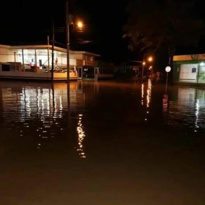 katherine0115's tweet photo. El rio se pasea por todo el pueblo increible😑 #tonosi @TReporta  @TraficoCPanama  @TeamCedula7 https://t.co/MzObRkC6zV