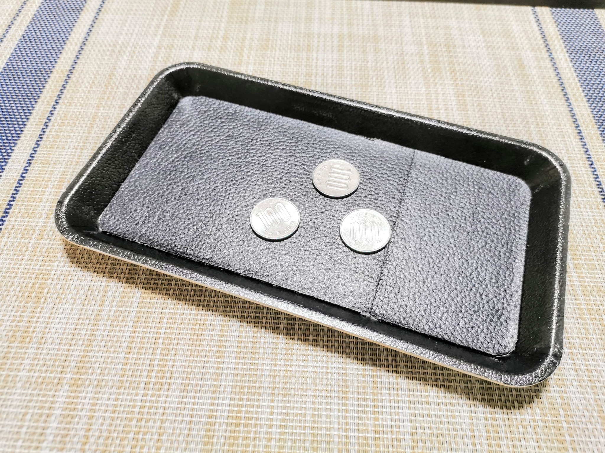 紗倉ゆずる Sayustudio On Twitter コイントレーdiy ティアの手引でトレー使いなよってあって ステンやプラだと安っぽいので セリア 100均 のトレーと牛革でシボ感 シワ のあるトレーを作ってみた なかなか高級感出たんじゃない 型は新聞紙で取って型どおり