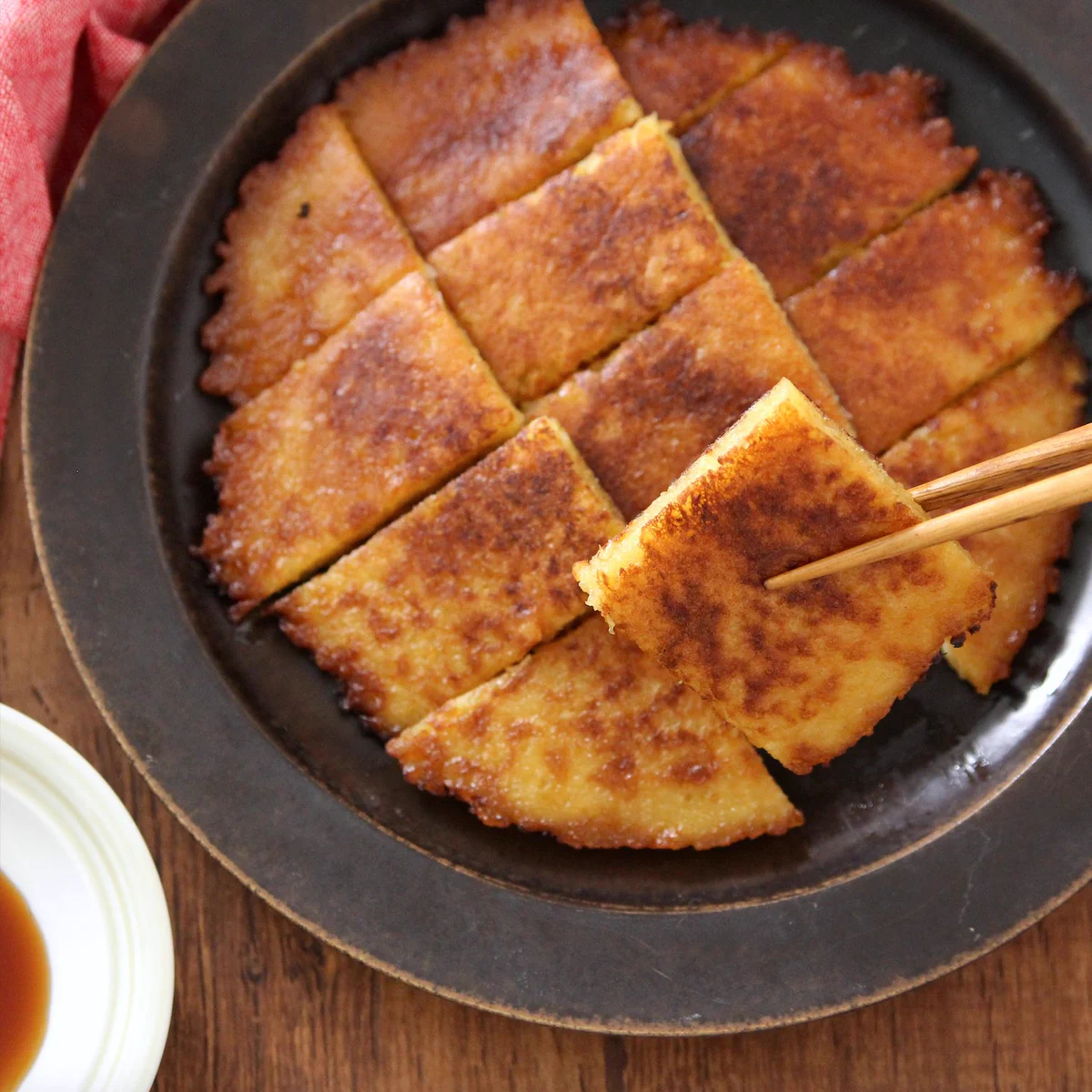 ほぼ混ぜて焼くだけだから簡単に作れる！カリカリもちもちな食感が楽しめる「玉ねぎのチヂミ」の作り方！