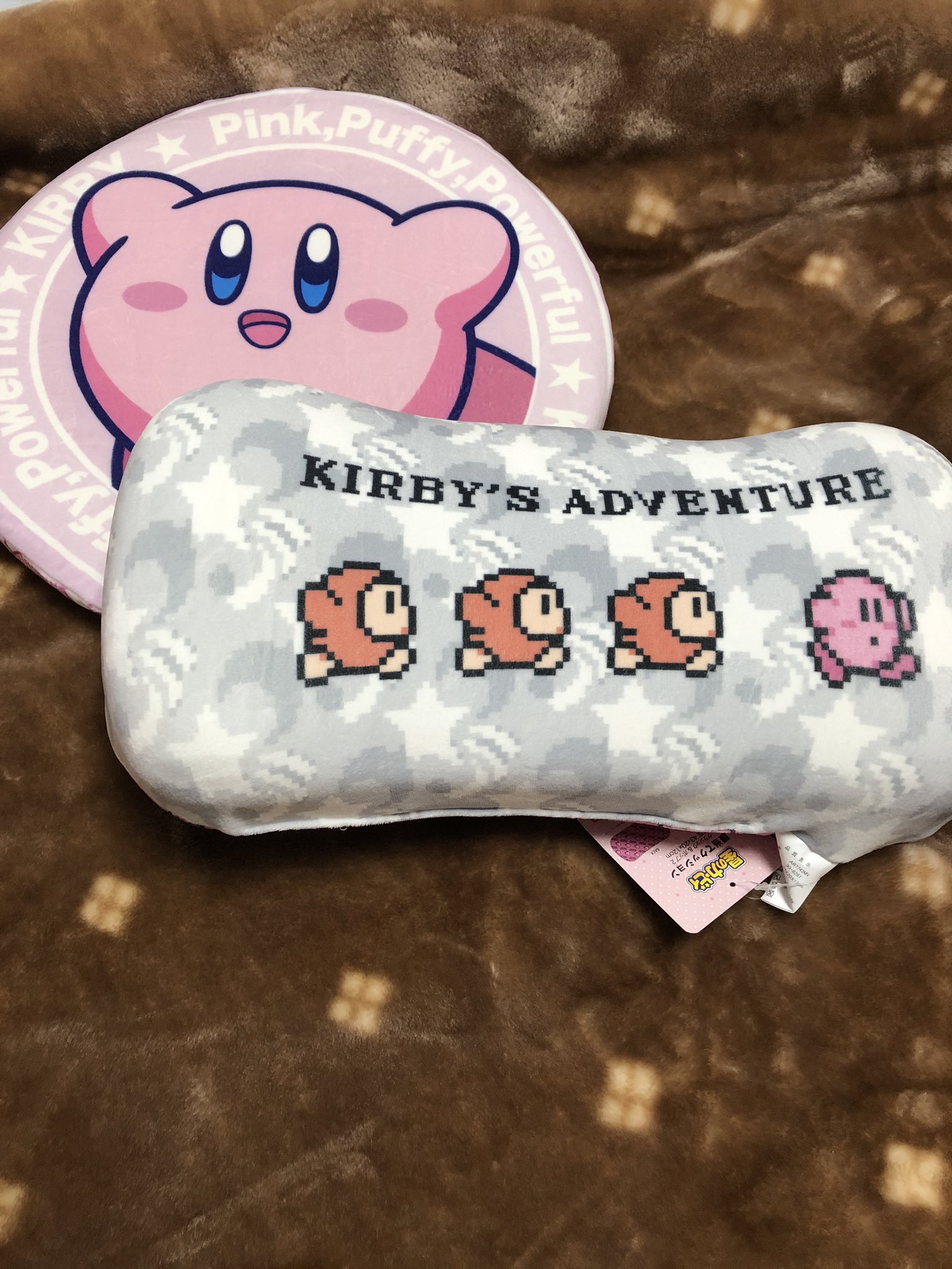 あどる アベイルにてカービィ腰当てクッションとチェアパッドを無事ゲットしてきました ٩ W و 噂の100cmある長座布団も高いところに鎮座してたんだけど お財布と相談したら 勘弁してくれ って声が聴こえてきた気がしたので今回は見送り 3
