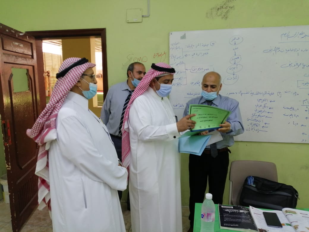 Manhal_School's tweet photo. تشرفت ثانوية المنهل الثقافي بزيارة سعادة مشرف الإدارة المدرسية بمكتب التعليم بالنسيم الأستاذ/ أحمد الزهراني اليوم الأحد الموافق 07/04/1442 ، وقد استقبله قائد المدرسة الأستاذ/ عبداللطيف قاضي. وتفقد سعادته سير العملية التعليمية عن بُعد عبر منصة كلاسيرا وقام بتوجيه الدعم للمدرسة. https://t.co/1Tf1R4AomN