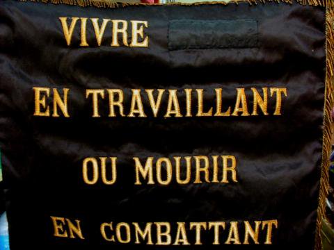 18)Des barricades sont dressées et les ouvriers marchent sur Lyon, drapeau noir en têteUn drapeau sur lequel est marqué la deviseLa devise « Vivre libre en travaillant ou mourir en combattant ».