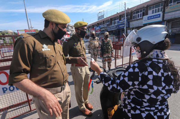 TheYouthPlus's tweet photo. #SecurityHeightened
#Jammu : Security Heightened After Toll Plaza Encounter. Several security checks have been installed in Jammu.
#SSPJammu
#TheYouthPlusNews
@shridhar_ips https://t.co/rxClxBnlbX