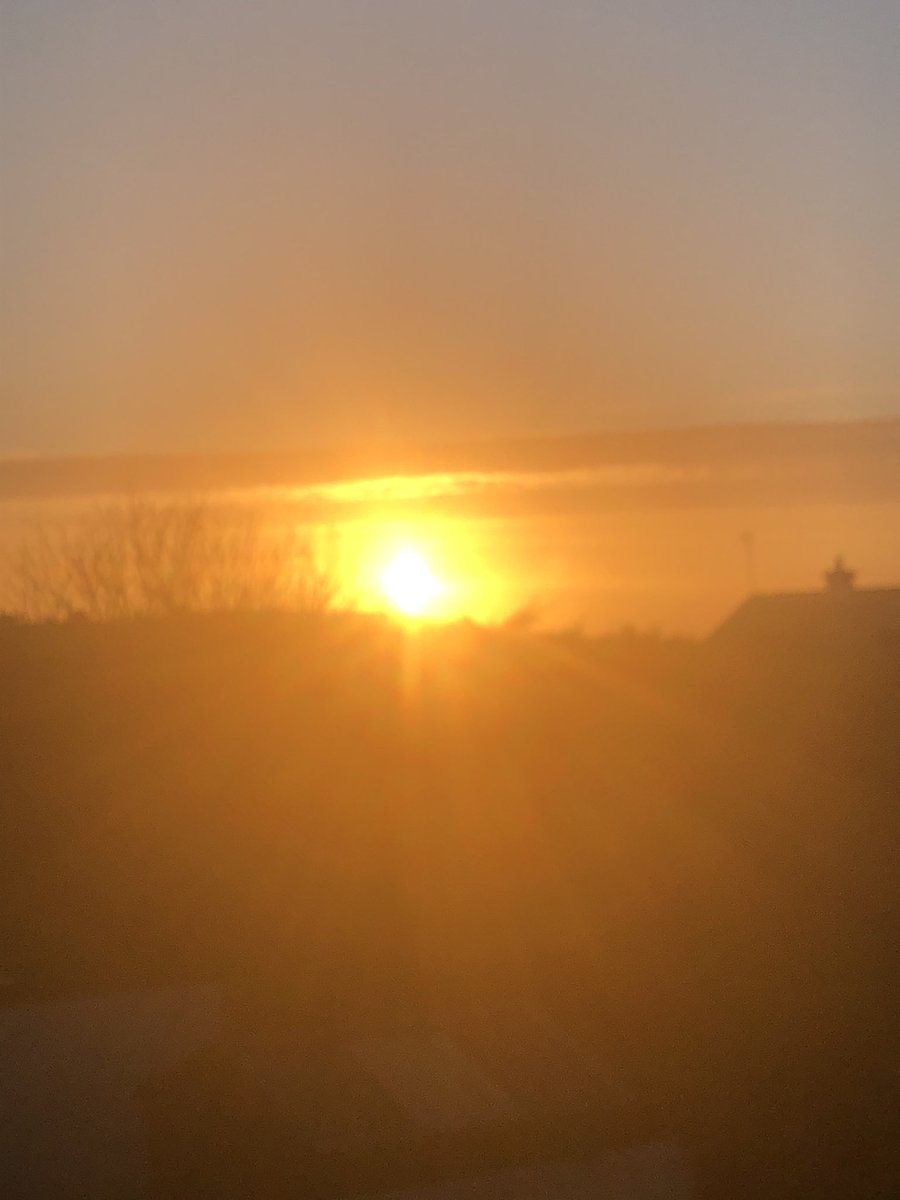 MorrisseyDee's tweet photo. Sunday Sunrise in Rush 🌅 #balconyviews #lambay @RushTourism @newschambers @LoveFingalDub https://t.co/xTlEhJGDl1