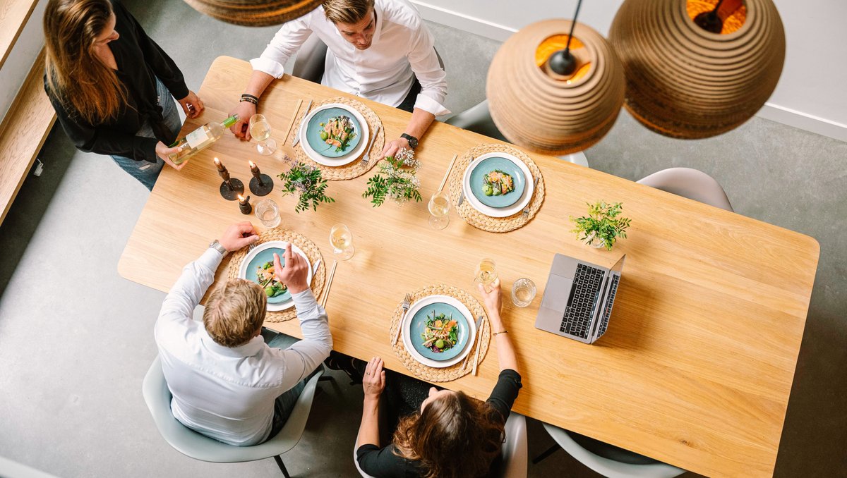 foodinspiration's tweet photo. Een online wereld met meer dan genoeg aanbod. Hoe blijf je als ondernemer dan onderscheidend? De Kookfabriek &amp; Grand Catering vertellen over hun creatieve streams in coronatijd. 🎥

Check het via: https://t.co/8TndQIvTUk
⁠
✏️ Jurgen Elenbaas⁠
📸 Gastromice https://t.co/GCN6zg6JWQ