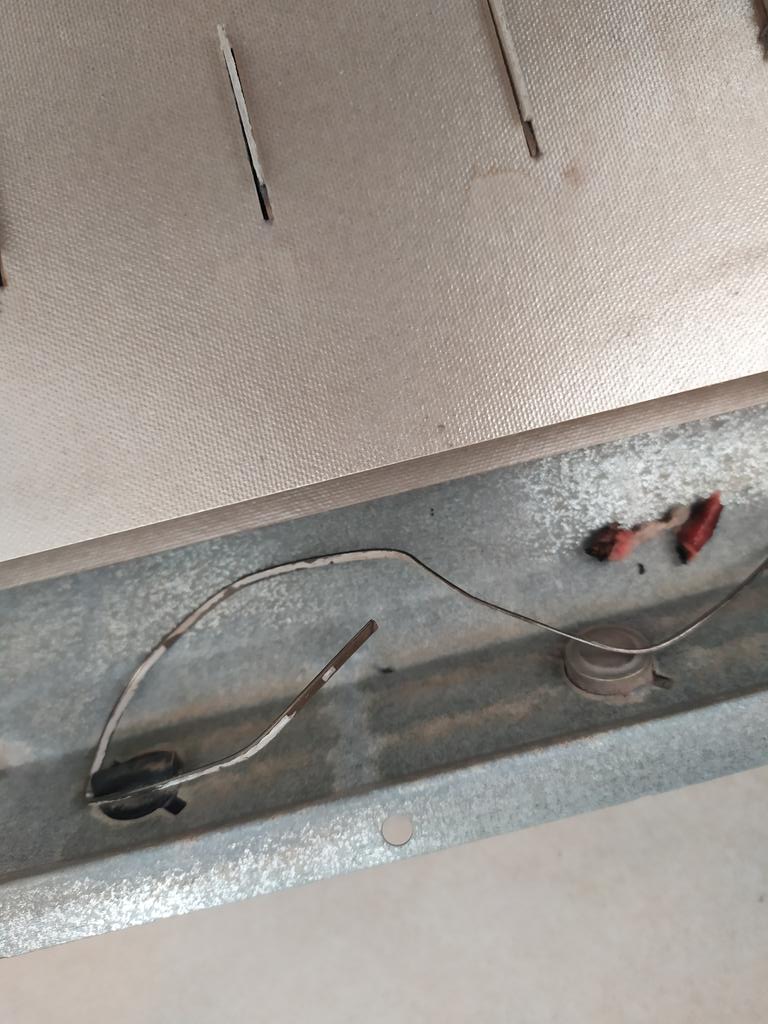 razoor777's tweet photo. Sèche linge @Beko acheté il y a 2 ans et demi s'est mis à faire disjoncter le compteur à la mise en marche.
Résistance défectueuse (avec une drôle de tige en métal dedans) changée.
Tout refonctionne normalement pour 30€ #obsolescense programmée ?
Hasard ? #jenecroispas 😉 https://t.co/cpi5Ni32rQ
