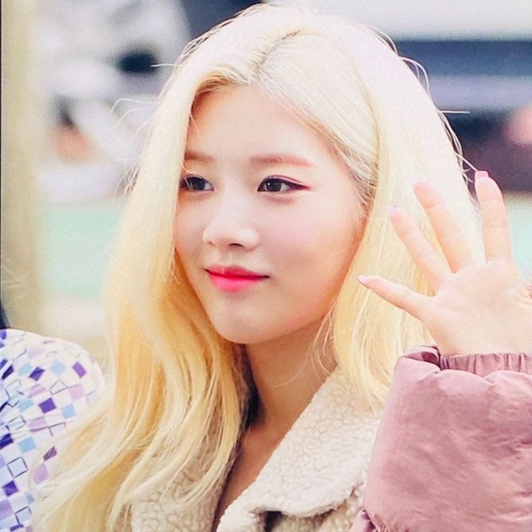 xiaoflv's tweet image. she looks like a barbie omg