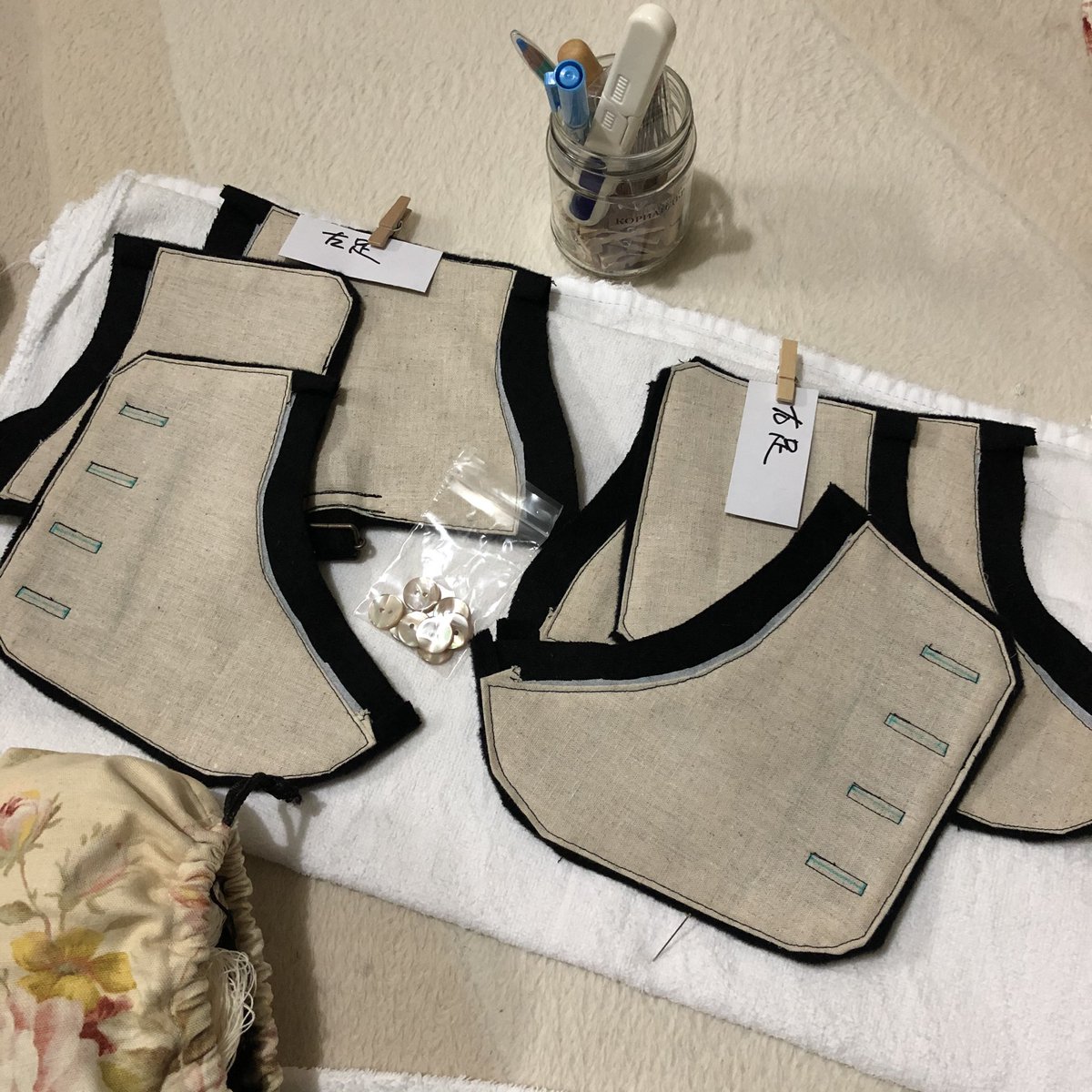 Licoricesticken's tweet photo. 19世紀のスパッツの型紙をこちらから借りて作りました。目的は氷のような足首の冷え対策です。
ボタン付けだけを残して今日は目が力尽きた。黒のアンゴラウールと貝ボタンで贅沢した
ボタン穴のところは手かがり。補強に裏地と表地の間にもう一枚表地を挟み込んである。表地の縁折りこみ大変だった… https://t.co/6qMaOhqBsg