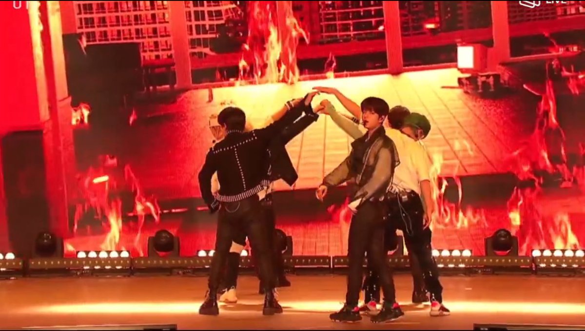 MY SCREEN SHOTS FOR SKZ CON 2020 ## 001(it’s rumbled sorry )
