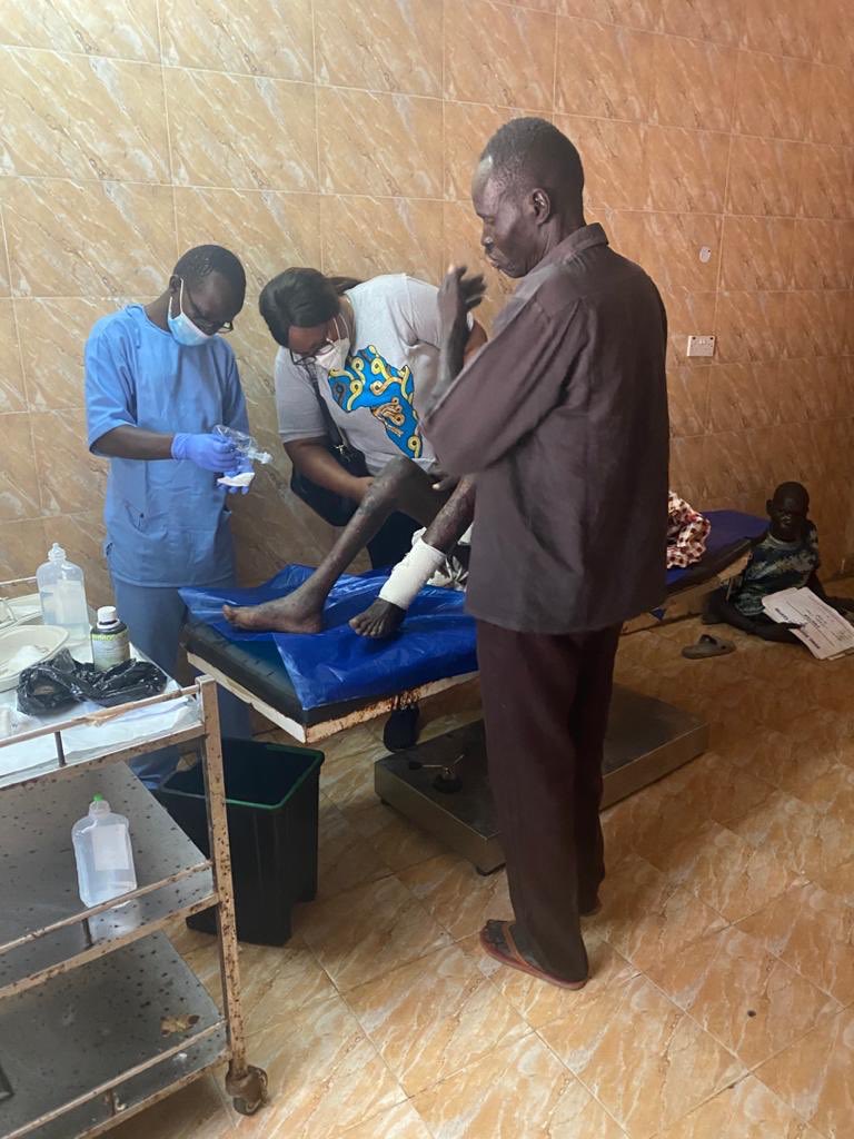 WomenVulnerable's tweet photo. The sister’s leg🦵 is broken and needs an operations to be able to walk. https://t.co/VFMus6TlFt