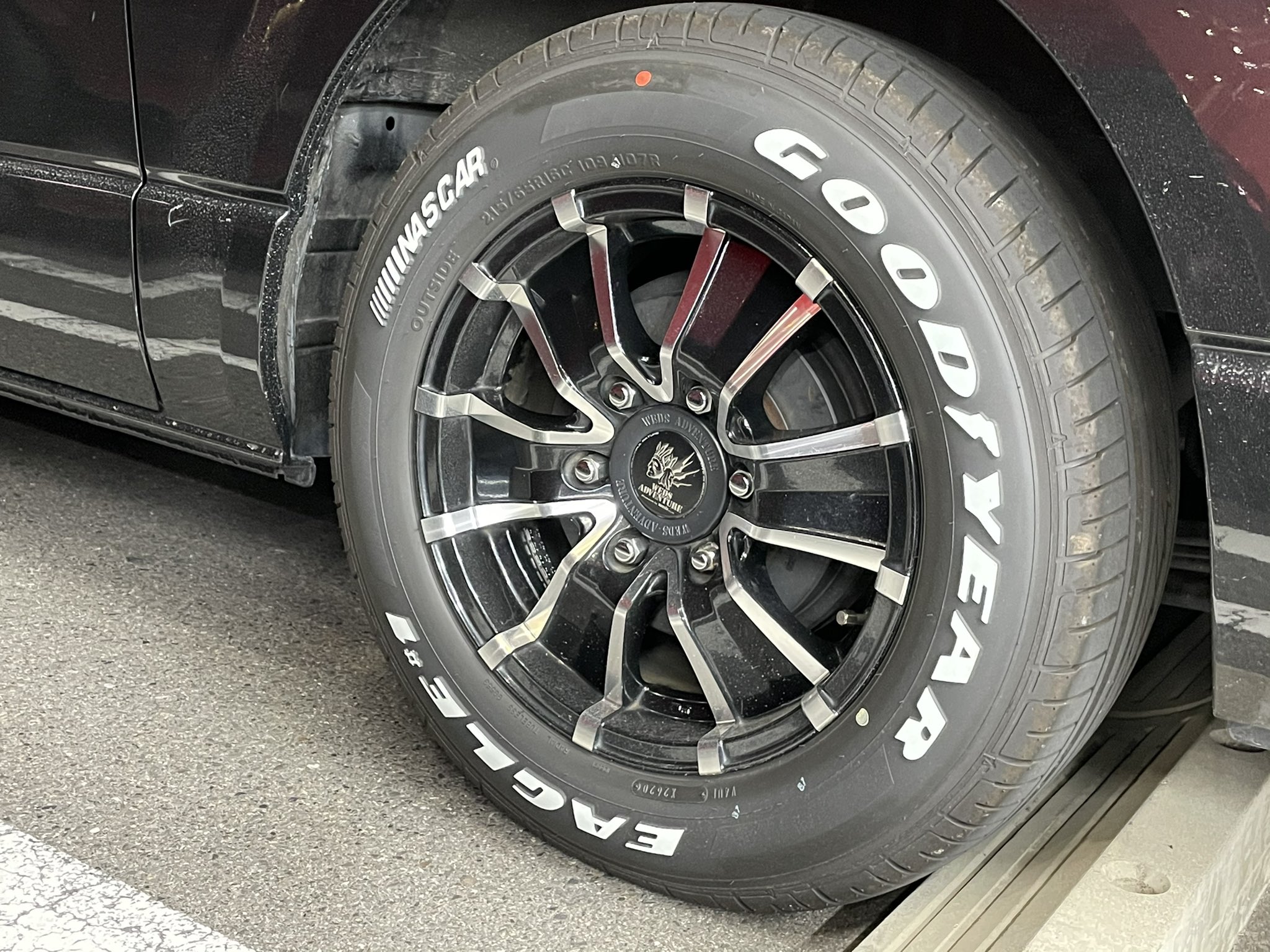 Mitch Ichikawa このタイヤ かっこいいですね Nascarロゴが良い T Co Nzscwk0cql Twitter