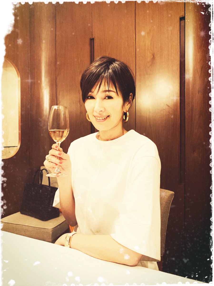 吉瀬美智子 昨晩のちょっぴりお疲れな私 シャンパン2杯で睡魔が 皆さま素敵な連休をお過ごし下さい