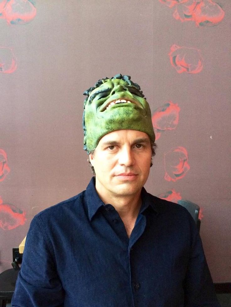 Ah, auguri anche a mark ruffalo raga, happy bday mark <33 che carino, è da proteggere 