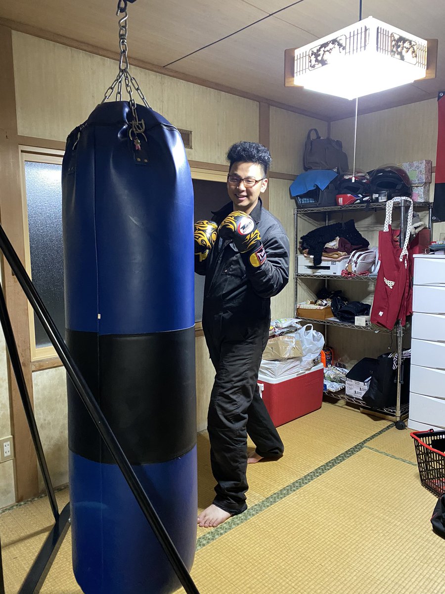 takayasu115's tweet image. サンドバッグ設置してみた
めっちゃ場所取りやがる笑
グローブも新調した😎
#MARTIALWORLD 
＃有酸素運動
#TWINS