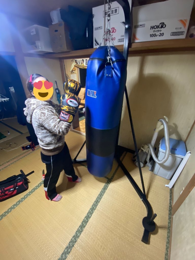 takayasu115's tweet image. サンドバッグ設置してみた
めっちゃ場所取りやがる笑
グローブも新調した😎
#MARTIALWORLD 
＃有酸素運動
#TWINS