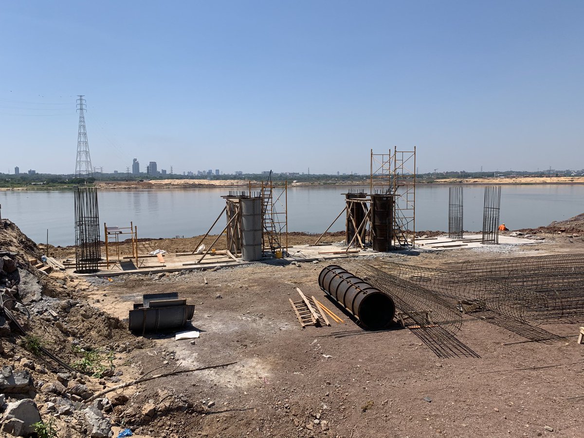 Sin parar, incluso domingo hasta el mediodía, se trabaja para avanzar con  los Viaductos y Accesos al Puente Héroes del Chaco.  Estuve recorriendo recién por la zona de obras en Chaco’i. Muy contento con los trabajos. <a href="/MaritoAbdo/">Marito Abdo</a> <a href="/mopcparaguay/">MOPC Paraguay</a> <a href="/ConsorcioU/">Consorcio Caminero Unico</a>