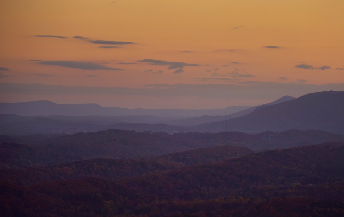 travisclose's tweet photo. Amazing Fall Colors at #flipperbend this year. This is the view from one of our new brow homes. Imagine waking up to this view every day. #signalmountain #bhhsrealtycenter #travisclosehomes #newhomes #fallcolors #423liveloveinvest #peppersconstruction #chattanoogarealestate https://t.co/rdNLNmyCNZ