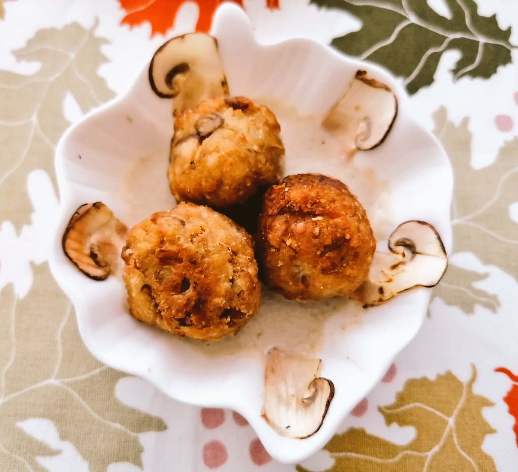 Merime66's tweet photo. Domingo y hoy #RetoAlbondigas ahi van las mías ALBONDIGAS DE SETAS lo podéis presentar como #Plato #tapa o en #chupitos tu decides #recipe #NAVIDAD o #Fiestas de #vegetales plato #vegetariano y #vegano con #portobello #setascardo y #avena #cremadesetas ❤️ #domingo #challenge https://t.co/deR1Cx6Hxg
