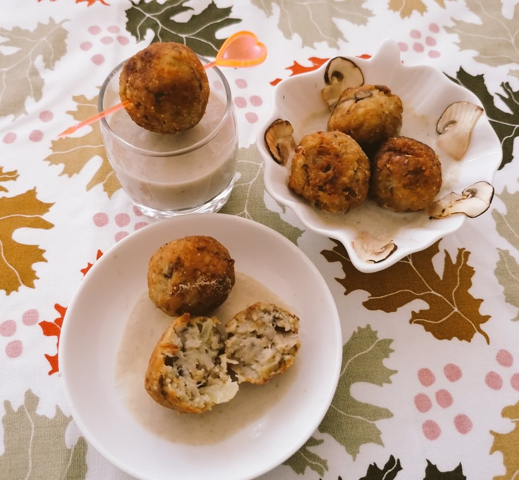 Merime66's tweet photo. Domingo y hoy #RetoAlbondigas ahi van las mías ALBONDIGAS DE SETAS lo podéis presentar como #Plato #tapa o en #chupitos tu decides #recipe #NAVIDAD o #Fiestas de #vegetales plato #vegetariano y #vegano con #portobello #setascardo y #avena #cremadesetas ❤️ #domingo #challenge https://t.co/deR1Cx6Hxg