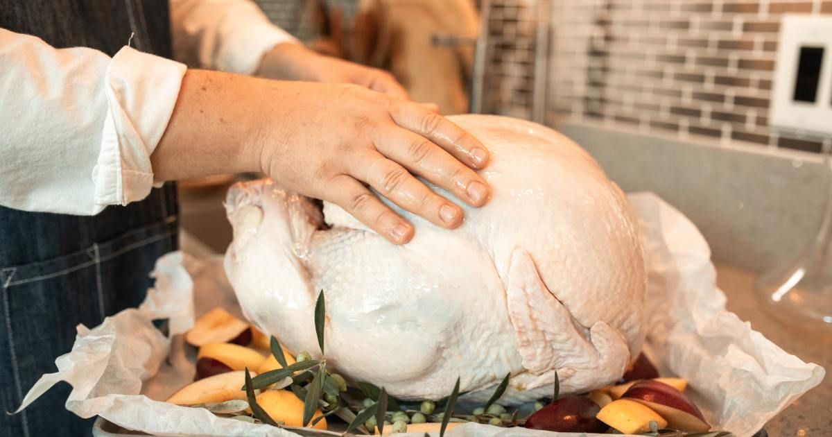 BlockClubCHI's tweet photo. Neighbors in need of a holiday turkey can pick one up Sunday at the Linda &amp; Bill Gantz Boys &amp; Girls Club of Chicago, 2915 N. Leavitt St. https://t.co/yuBb7SsFcf https://t.co/P2gpAvPfsD