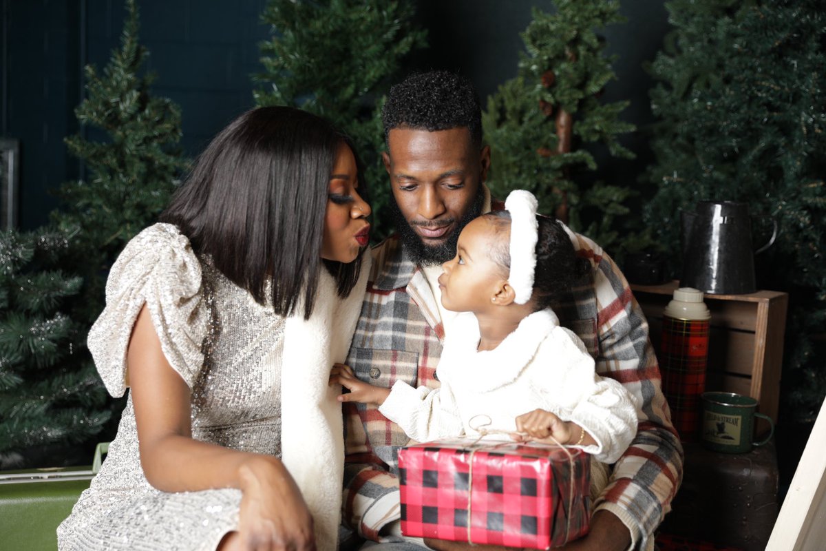 latraylnichole's tweet photo. Family sessions bring me joy! I’m so grateful that I get to take perfect snaps and share in precious moments like these. What brings you joy? What are you grateful for? #perfectsnaps #christmassessions #PhotographyIsArt #blackfemalephotographers #ncphotography #christmassessions https://t.co/0BA3ZPOhys