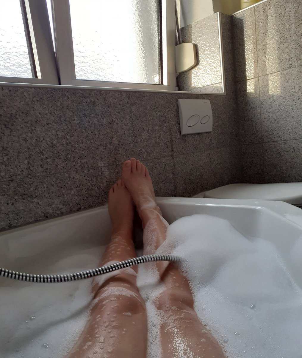 schnuppi96's tweet photo. Quarantäne Tag 14. 
Letzter Tag. 
Sonntag genießen. 
Bisschen Wellnes muss auch mal sein 🥰 https://t.co/fFfkMPvTi2