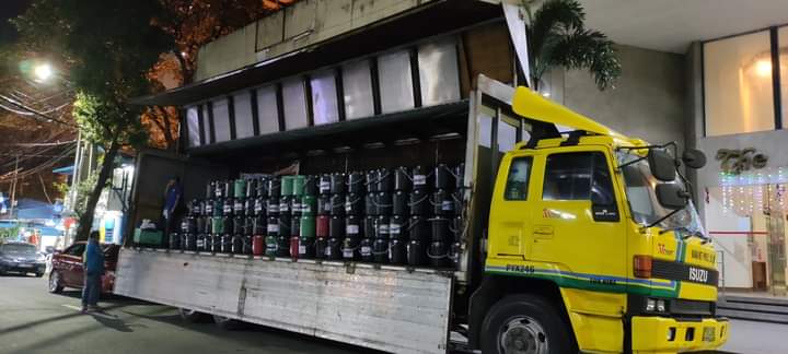 SyaNotEnaf's tweet photo. Para sa inyo ito, Bicol! 

#TindogBicol
#WeStandWithBicol
#ParaSaPilipino
Phot Credits to Ate Sheryl na nagbitbit ng isang libong Timba from Divi to Tondo Packaging. https://t.co/xCn7xjxQp4