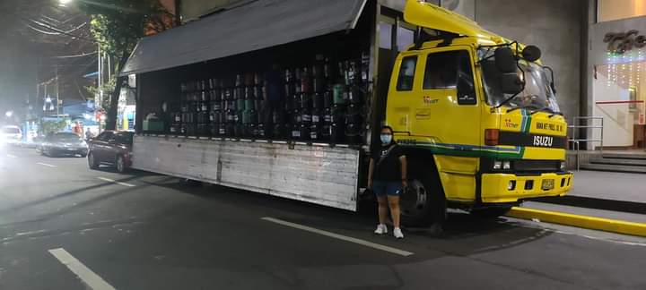 SyaNotEnaf's tweet photo. Para sa inyo ito, Bicol! 

#TindogBicol
#WeStandWithBicol
#ParaSaPilipino
Phot Credits to Ate Sheryl na nagbitbit ng isang libong Timba from Divi to Tondo Packaging. https://t.co/xCn7xjxQp4