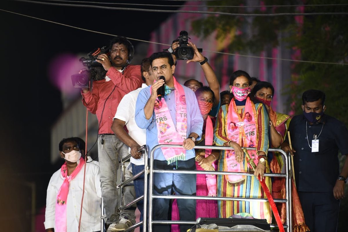 BTR_KTR's tweet photo. జీహెచ్‌ఎంసీ ఎన్నికల ప్రచారంలో భాగంగా ఖైరతాబాద్‌ లైబ్రరీ చౌరస్తాలో రోడ్‌ షోలో పాల్గొని టీఆర్ఎస్ పార్టీ అభ్యర్థులు శ్రీమతి విజయా రెడ్డి, శ్రీమతి వనం సంగీతా శ్రీనివాస్ యాదవ్, శ్రీమతి హేమలత యాదవ్ లకు మద్దతుగా ప్రసంగించిన పార్టీ వర్కింగ్ ప్రెసిడెంట్ శ్రీ @KTRTRS.  

#HyderabadWithTRS https://t.co/D3uGqk9K4L