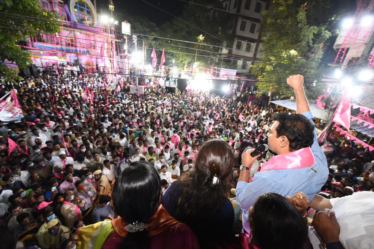 BTR_KTR's tweet photo. జీహెచ్‌ఎంసీ ఎన్నికల ప్రచారంలో భాగంగా ఖైరతాబాద్‌ లైబ్రరీ చౌరస్తాలో రోడ్‌ షోలో పాల్గొని టీఆర్ఎస్ పార్టీ అభ్యర్థులు శ్రీమతి విజయా రెడ్డి, శ్రీమతి వనం సంగీతా శ్రీనివాస్ యాదవ్, శ్రీమతి హేమలత యాదవ్ లకు మద్దతుగా ప్రసంగించిన పార్టీ వర్కింగ్ ప్రెసిడెంట్ శ్రీ @KTRTRS.  

#HyderabadWithTRS https://t.co/D3uGqk9K4L