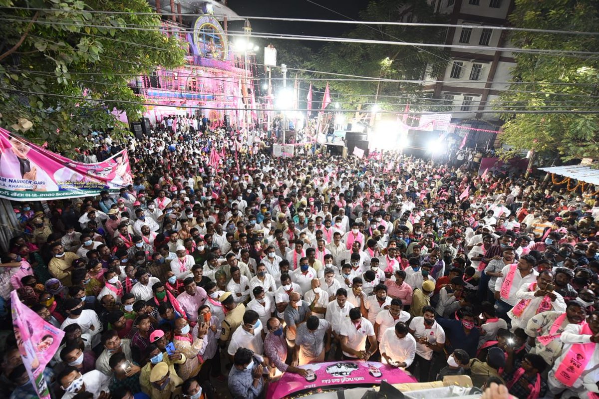 BTR_KTR's tweet photo. జీహెచ్‌ఎంసీ ఎన్నికల ప్రచారంలో భాగంగా ఖైరతాబాద్‌ లైబ్రరీ చౌరస్తాలో రోడ్‌ షోలో పాల్గొని టీఆర్ఎస్ పార్టీ అభ్యర్థులు శ్రీమతి విజయా రెడ్డి, శ్రీమతి వనం సంగీతా శ్రీనివాస్ యాదవ్, శ్రీమతి హేమలత యాదవ్ లకు మద్దతుగా ప్రసంగించిన పార్టీ వర్కింగ్ ప్రెసిడెంట్ శ్రీ @KTRTRS.  

#HyderabadWithTRS https://t.co/D3uGqk9K4L