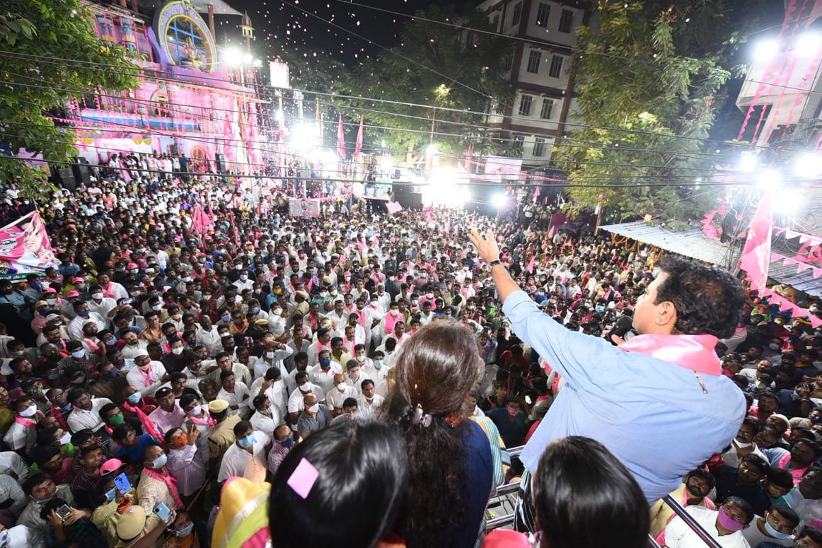 జీహెచ్‌ఎంసీ ఎన్నికల ప్రచారంలో భాగంగా ఖైరతాబాద్‌ లైబ్రరీ చౌరస్తాలో రోడ్‌ షోలో పాల్గొని టీఆర్ఎస్ పార్టీ అభ్యర్థులు శ్రీమతి విజయా రెడ్డి, శ్రీమతి వనం సంగీతా శ్రీనివాస్ యాదవ్, శ్రీమతి హేమలత యాదవ్ లకు మద్దతుగా ప్రసంగించిన పార్టీ వర్కింగ్ ప్రెసిడెంట్ శ్రీ @KTRTRS.  

#HyderabadWithTRS