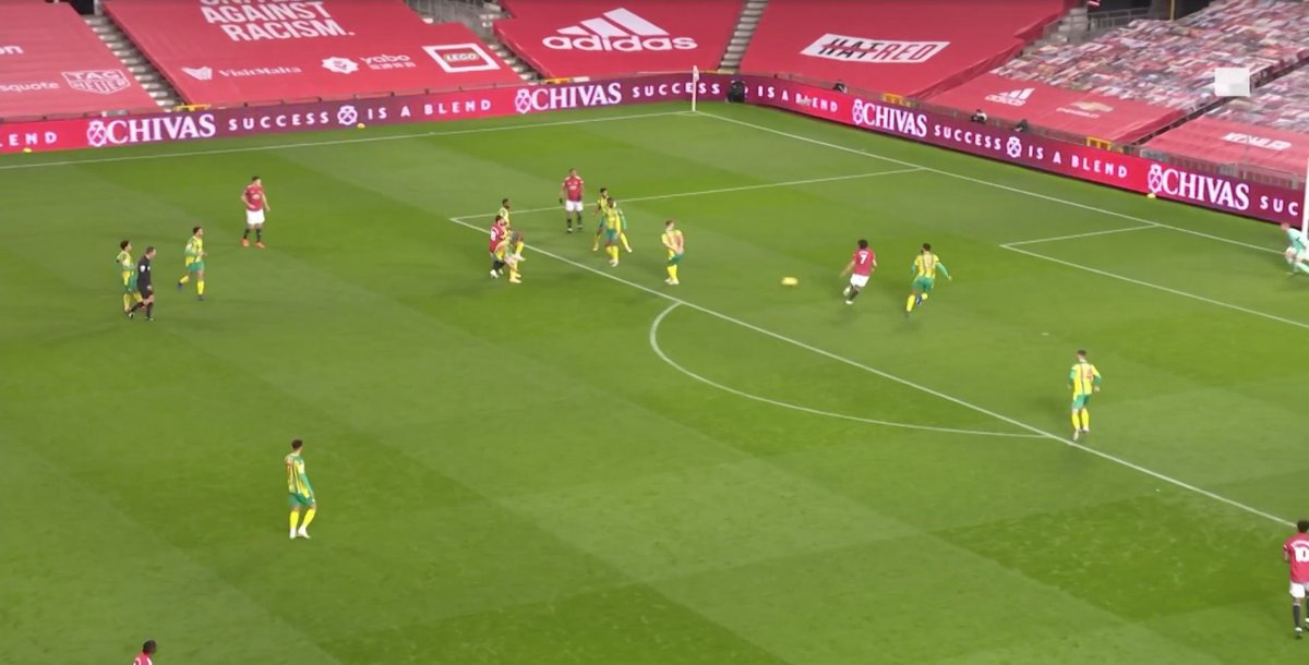 66& #39;: Maguire has the ball cutting in and passes to Fernandes. Cavani immediately recognizes the situation and it& #39;s a killer run that& #39;s just lacking the proper weight on the ball for the finish.