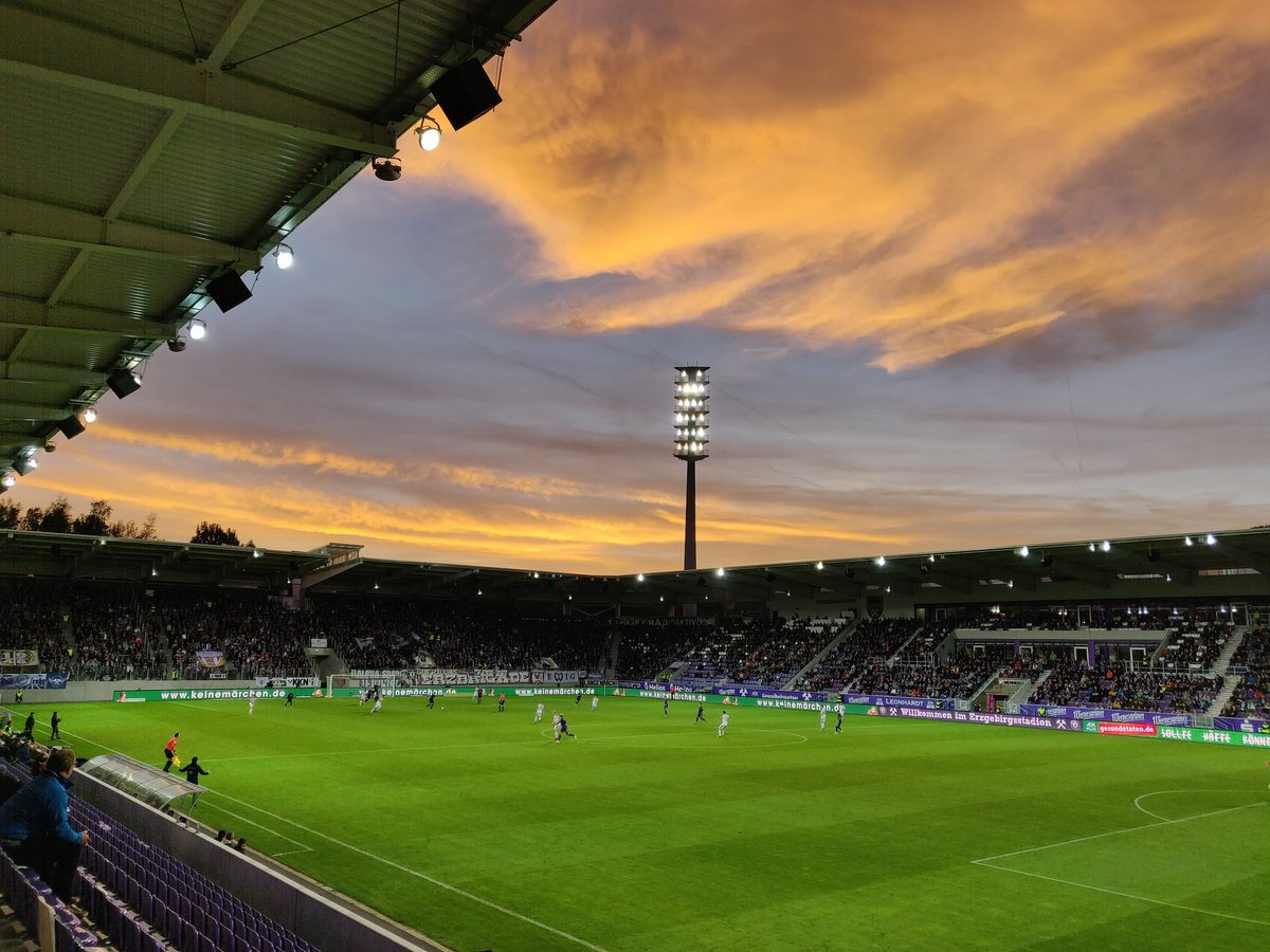 2XMikros's tweet photo. Starkes Spiel heute von @FCErzgebirgeAue! Durch den verdienten Sieg steht Aue im Tabellenmittelfeld.
Eure Meinung zum Spiel? #auesvd #ElBotanico https://t.co/C5envMEvjU