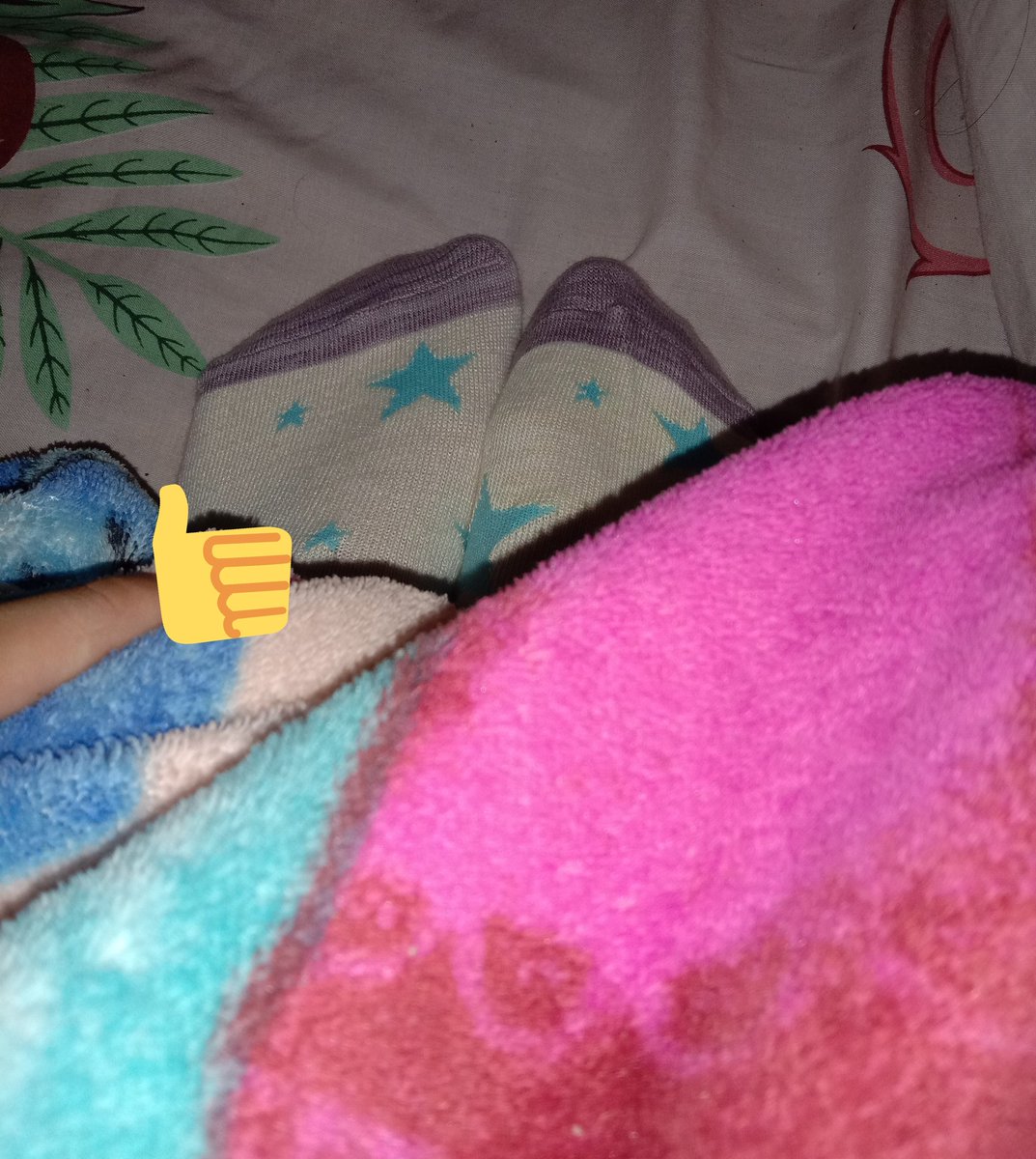 dingin bgttt🥶🥶🥶
saking dingin nya, sampe aku make kaus kaki nihh😭😭😭