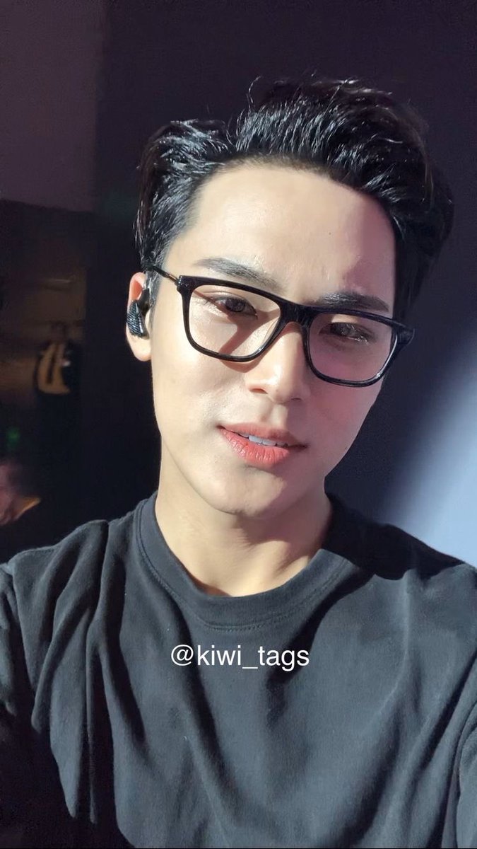 gyucheoIie's tweet photo. this is definitely one of mingyu’s daddiest moments ugh 😩😩 https://t.co/8aTYSPpy71