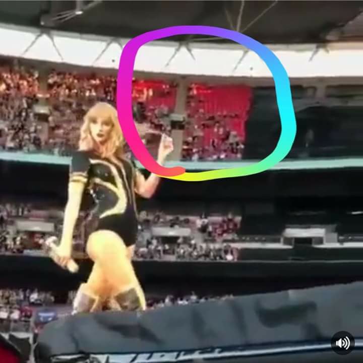 fentyvibesz's tweet image. The same show for which she sold all tickets and which ended up being full the same night? When will Taylor without cheating? 🤩
#BLANKSpaces