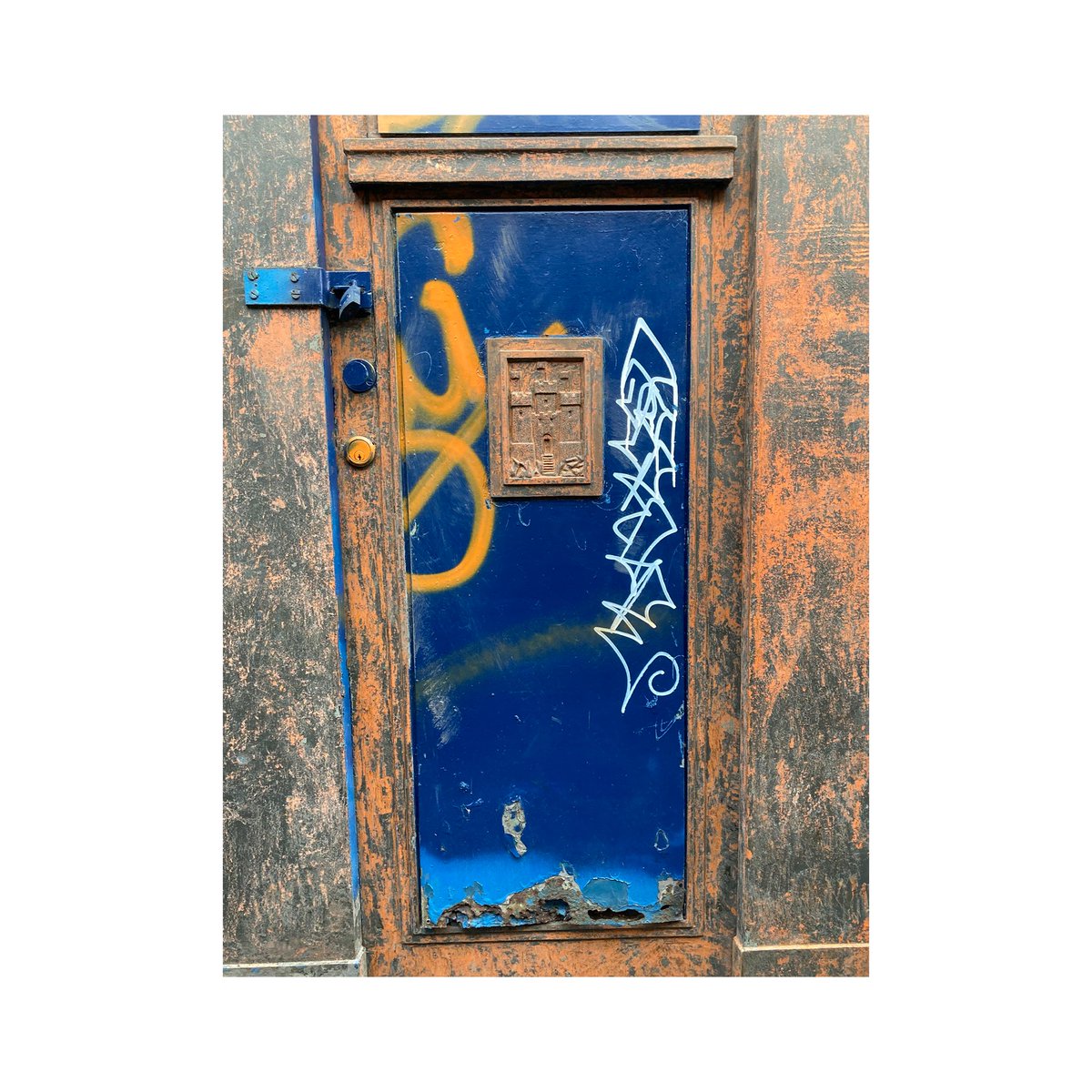 policeboxproj's tweet photo. Loved stripping back the thick paint from this cast iron castle panel. Is great to reveal the detail in the casting #policeboxproject https://t.co/lOQrsOEU8w