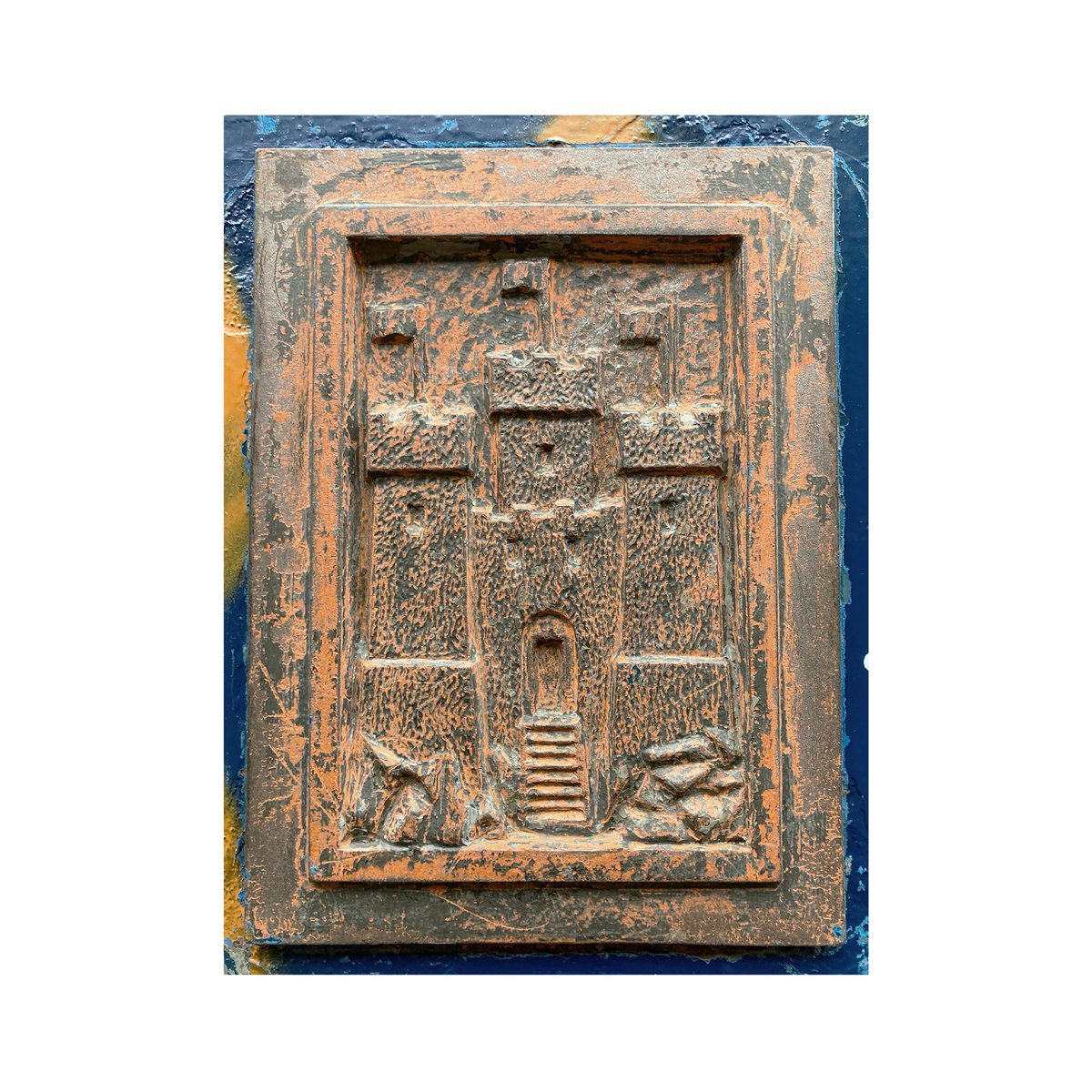 policeboxproj's tweet photo. Loved stripping back the thick paint from this cast iron castle panel. Is great to reveal the detail in the casting #policeboxproject https://t.co/lOQrsOEU8w