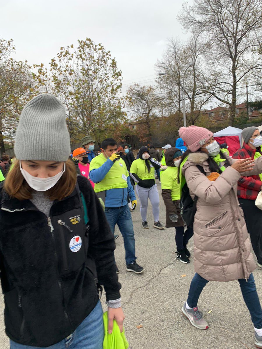 SFWDistrict's tweet photo. Helping feed our #residents in need today with #lajornadany. We’re so thankful to all of the good-willing #volunteers who showed up in large numbers to help. #WeAreInThisTogether #FlushingStrong #ILoveFlushing #FlushingForward #SupportingQueens https://t.co/OoXErjrU5b