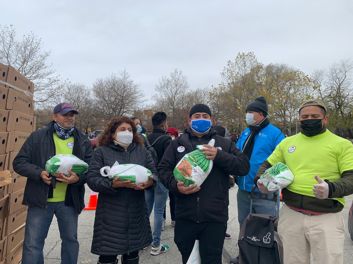 SFWDistrict's tweet photo. Helping feed our #residents in need today with #lajornadany. We’re so thankful to all of the good-willing #volunteers who showed up in large numbers to help. #WeAreInThisTogether #FlushingStrong #ILoveFlushing #FlushingForward #SupportingQueens https://t.co/OoXErjrU5b