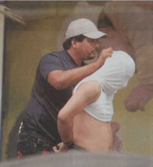 skhunt92's tweet photo. Esta fotografía 👇 fue tomada el 19 de noviembre de 2003 durante un confuso operativo policial en el que 8 personas fueron asesinadas y 4 desaparecidas en un supuesto intento de asalto a una farmacia Fybeca ubicada en La Alborada, norte de Guayaquil. https://t.co/oi1Wj6ExPy